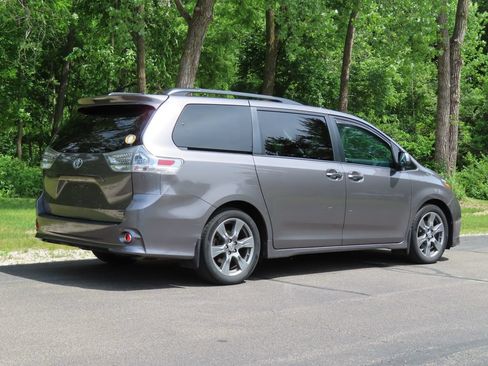 Used 2017 Toyota Sienna SE w/ SE Preferred Package FWD image 3