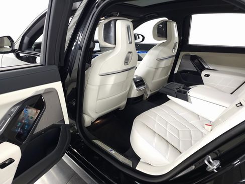 Used 2025 BMW 760i xDrive w/ Premium Package image 44