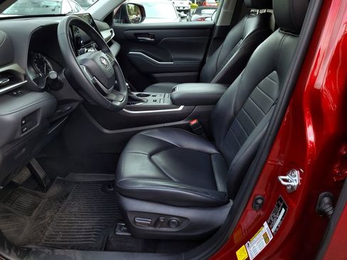 Used 2022 Toyota Highlander XLE image 18