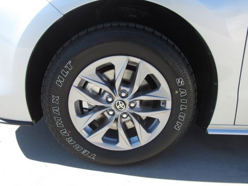 Used 2024 Toyota Sienna XLE image 8