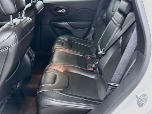Used 2019 Jeep Cherokee Latitude Plus AWD/4WD image 5