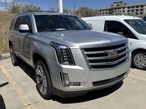 Used 2017 Cadillac Escalade Premium Luxury AWD/4WD image 2