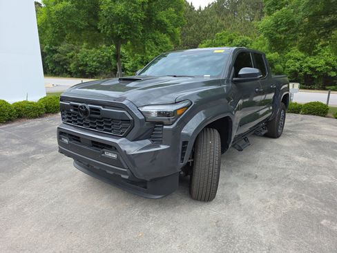 Used 2025 Toyota Tacoma TRD Sport w/ TRD Sport Upgrade Package RWD image 8