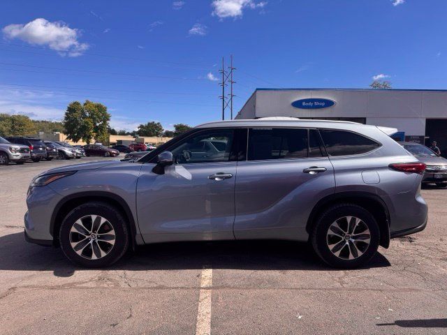 Used 2022 Toyota Highlander XLE AWD/4WD image 3