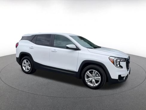 Used 2024 GMC Terrain SLE image 2