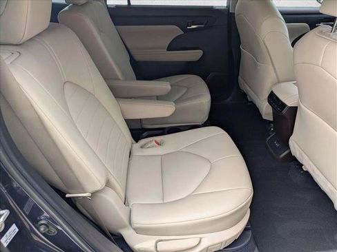 Used 2022 Toyota Highlander XLE FWD image 19