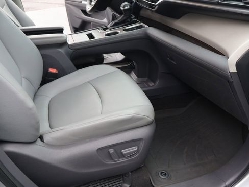 Used 2021 Toyota Sienna XLE image 31