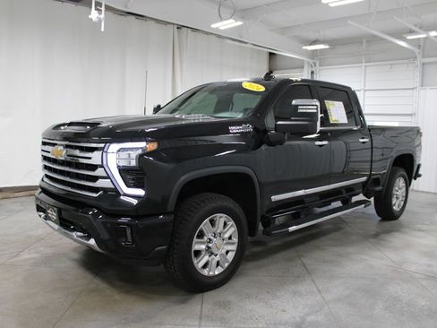 Used 2024 Chevrolet Silverado 2500 High Country AWD/4WD image 3