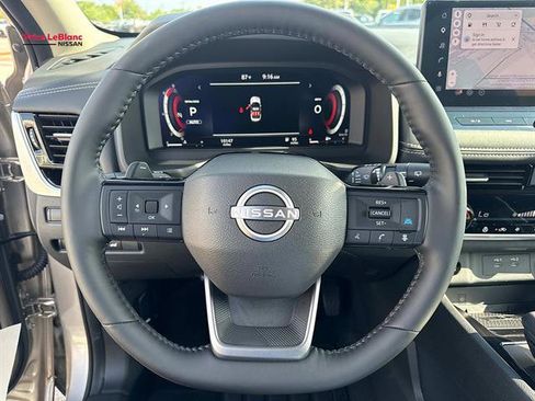 Used 2025 Nissan Rogue SL AWD/4WD image 20
