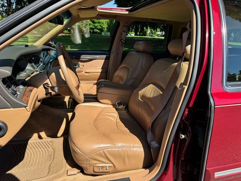Used 1996 Lincoln Town Car Signature RWD image 10