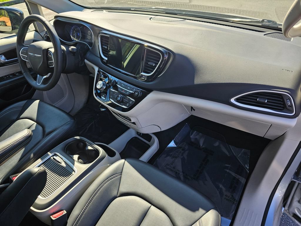 Used 2024 Chrysler Pacifica Touring-L FWD image 11