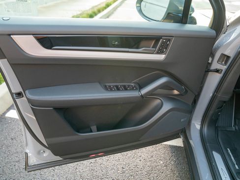 Certified 2026 Porsche Cayenne AWD/4WD image 10