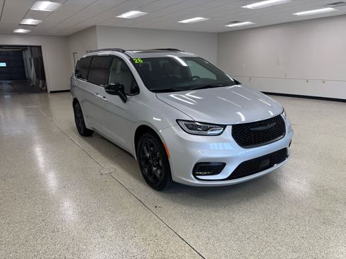 New 2026 Chrysler Pacifica Limited w/ S Appearance Package image 3