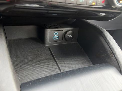 Used 2022 Ford Escape SE w/ SE Sport Appearance Package image 19