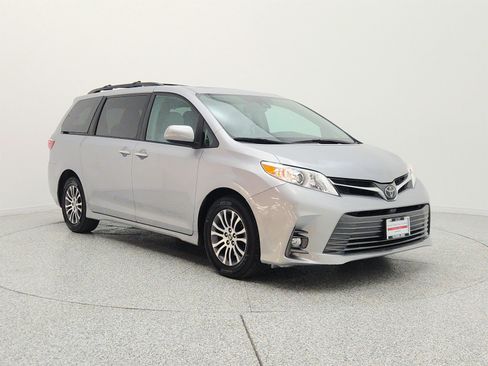 Used 2018 Toyota Sienna XLE Premium FWD image 3