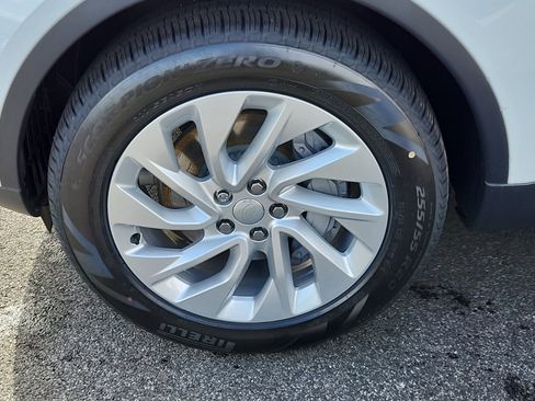 Certified 2025 Land Rover Discovery S image 9