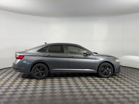 Used 2023 Volkswagen Jetta SE w/ Panoramic Sunroof Package FWD image 3