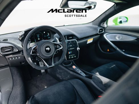 Used 2025 McLaren Artura image 28