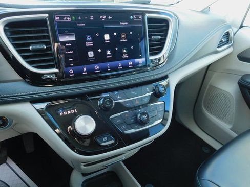 Used 2024 Chrysler Pacifica Select image 11