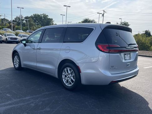 Used 2024 Chrysler Pacifica Touring-L FWD image 5