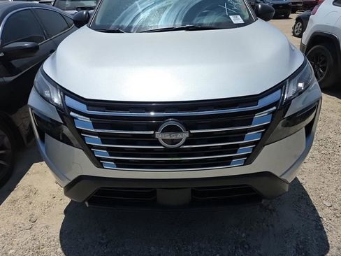 Used 2025 Nissan Rogue S FWD image 2