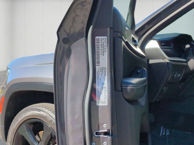 Used 2023 Jeep Grand Cherokee Altitude AWD/4WD image 34