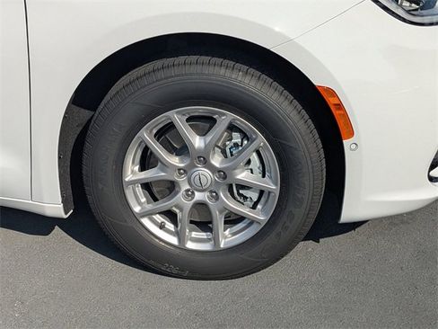 New 2026 Chrysler Pacifica Select image 11
