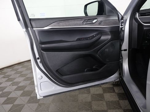 Used 2024 Jeep Grand Cherokee L Limited w/ Luxury Tech Group II image 28