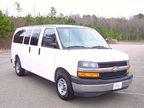 Used 2017 Chevrolet Express 2500 LT w/ LT Preferred Equipment Group image 3