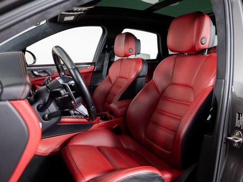 Used 2016 Porsche Macan Turbo image 16