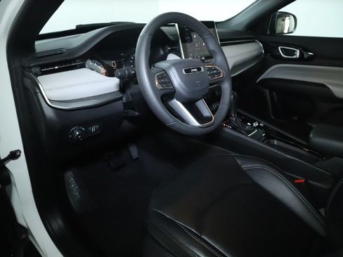 Used 2025 Jeep Compass Limited AWD/4WD image 17