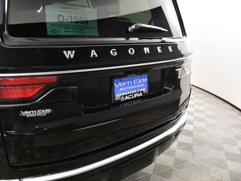 Used 2024 Jeep Wagoneer 4WD w/ HD Trailer Tow Package image 15