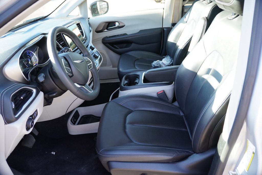 Used 2024 Chrysler Pacifica Limited FWD image 4