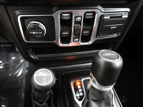 Used 2021 Jeep Gladiator Sport AWD/4WD image 13