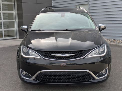 Used 2018 Chrysler Pacifica Limited FWD image 9