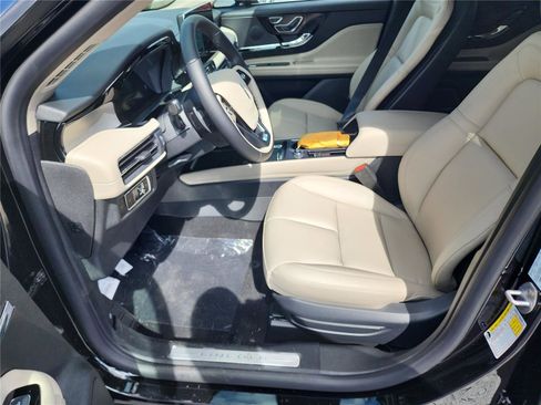 New 2026 Lincoln Corsair Premiere image 17