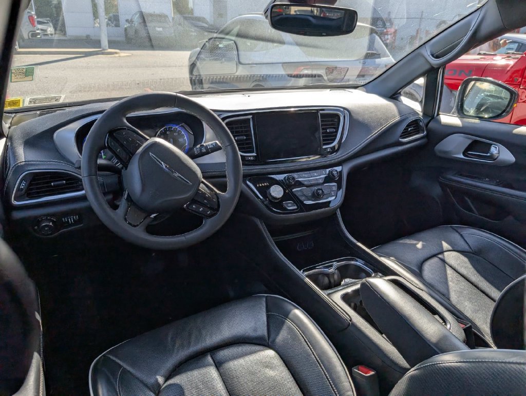 Used 2025 Chrysler Pacifica Limited FWD image 12