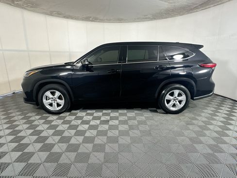 Used 2021 Toyota Highlander L FWD image 6