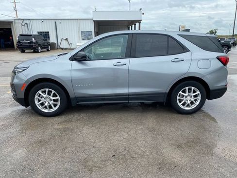 Used 2023 Chevrolet Equinox LS w/ LS Convenience Package FWD image 3