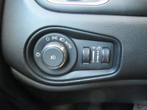 Used 2019 Jeep Renegade Limited image 36