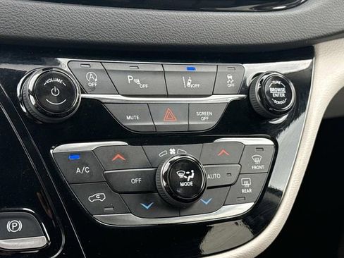 Used 2024 Chrysler Pacifica Touring-L FWD image 22