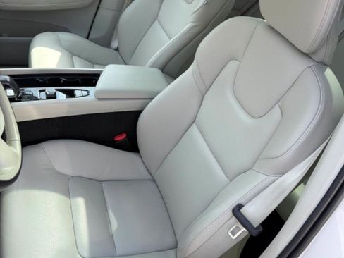 Used 2023 Volvo XC60 T8 Plus image 17