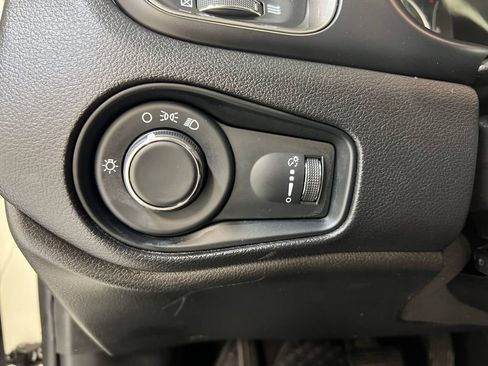 Used 2023 Jeep Renegade Latitude AWD/4WD image 18