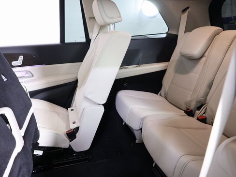 Used 2025 Mercedes-Benz GLS 450 4MATIC image 41