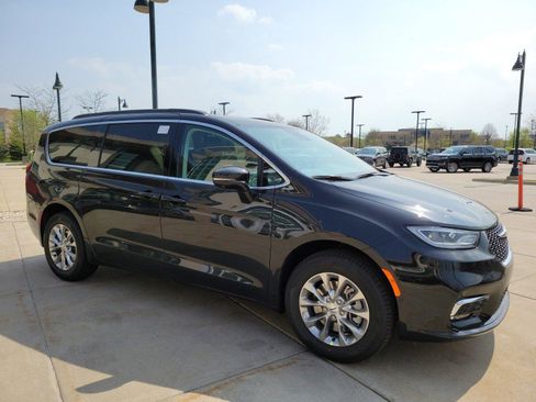 New 2022 Chrysler Pacifica Touring-L w/ Uconnect Theater Family Group image 6