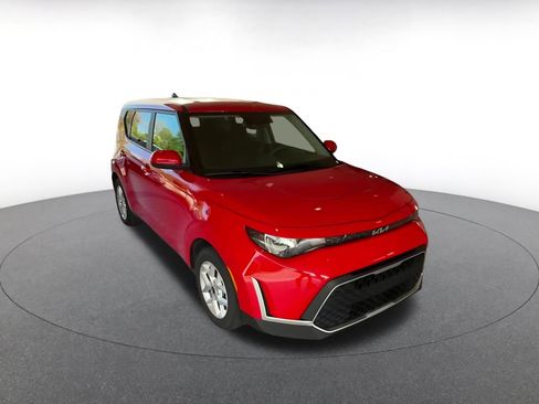 Used 2025 Kia Soul LX w/ LX Technology Package FWD image 3