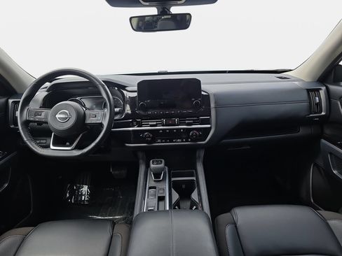 Used 2025 Nissan Pathfinder SL FWD image 9
