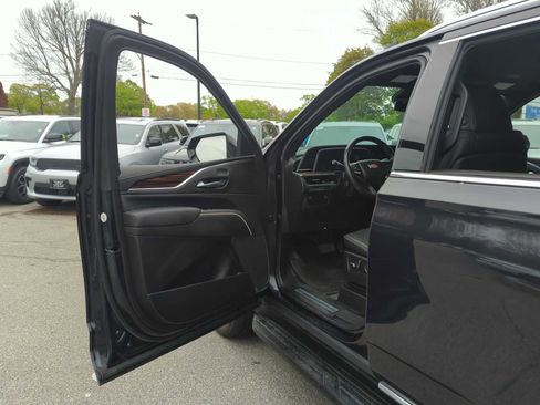 Used 2022 Cadillac Escalade Luxury AWD/4WD image 11