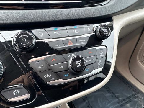 Certified 2024 Chrysler Pacifica Touring-L image 23