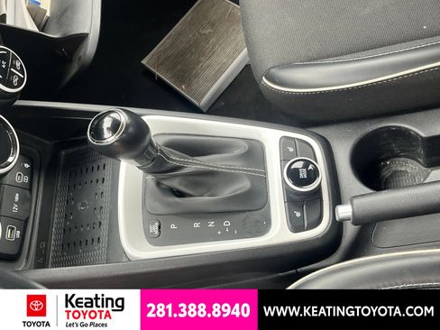 Used 2023 Hyundai Venue Limited FWD image 15